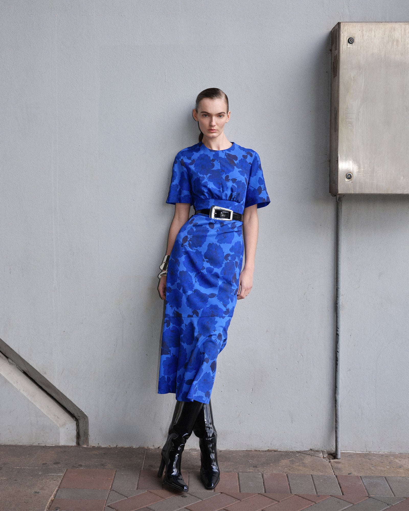 Blue Stencil Floral Drape Sleeve Dress - Image 5